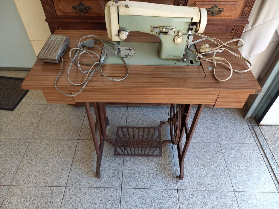 Máquina de costura antiga Oliva