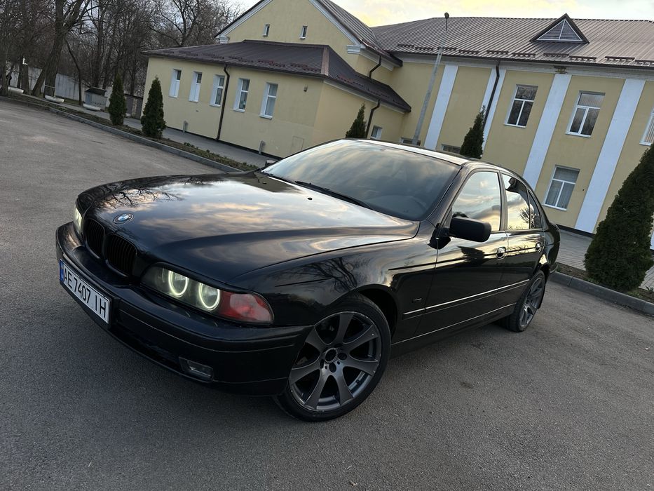 Черная BMW E39 ГАЗ Бензин