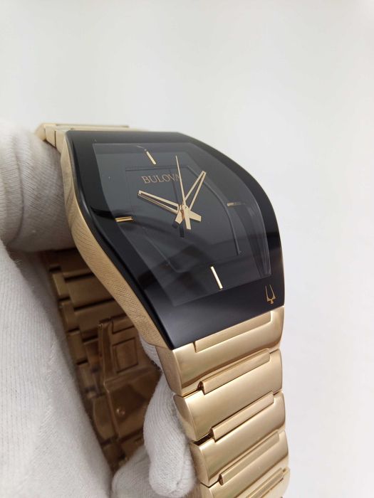 Мужские часы Bulova 97A164 с изогнутым циферблатом и металлизированным стеклом Futuro