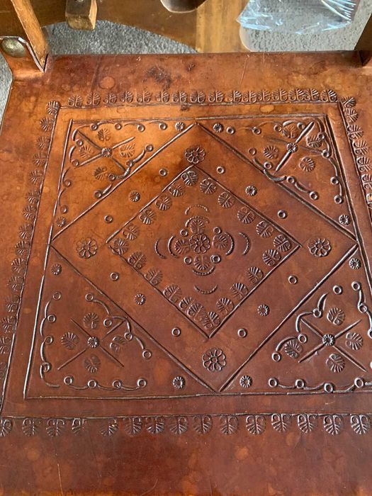 Conjunto de Sala de Jantar Rústica: Mesa Extensível + 6 Cadeiras em Madeira e Couro Lavrado
