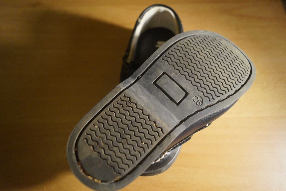 Sapatos de criança (26), em pele.