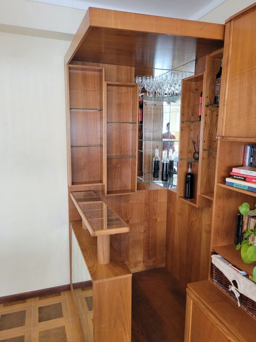 Bar em madeira com prateleiras em vidro