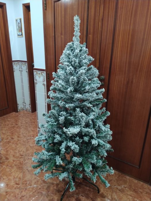 Árvore de Natal verde com neve casa quarto apartamento vivenda escritó