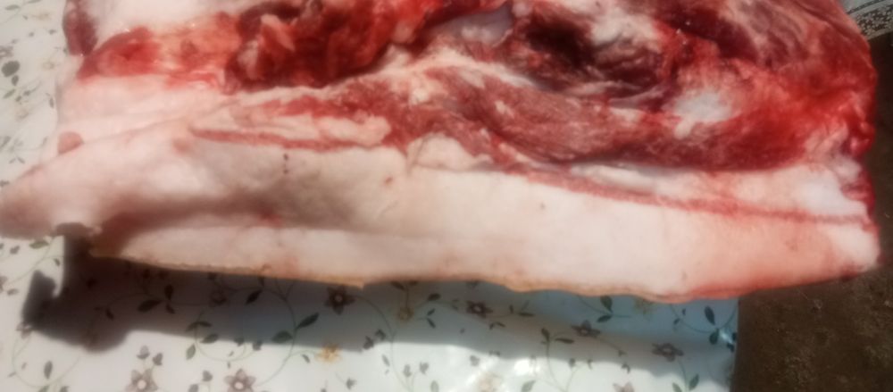 Продав свеней живою вагою ,туші півтуші