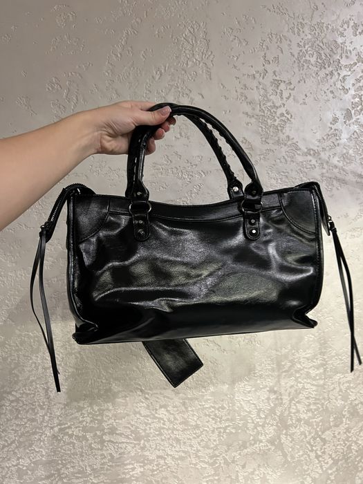 під balenciaga city bag dark