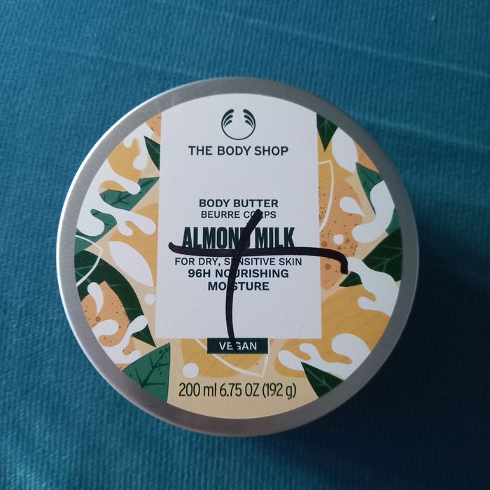 The Body Shop Body Butter Almond Milk masło do ciała dla suchej i wrażliwej skóry 200 ml
