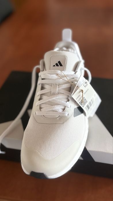Sapatilhas adidas de treino Everyset com etiqueta