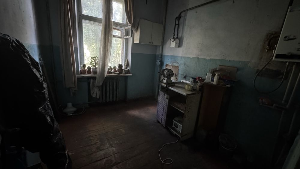 Продаж 1-но кімнатної квартири , центр , сталінка , під ремонт . За готівку  продаж .