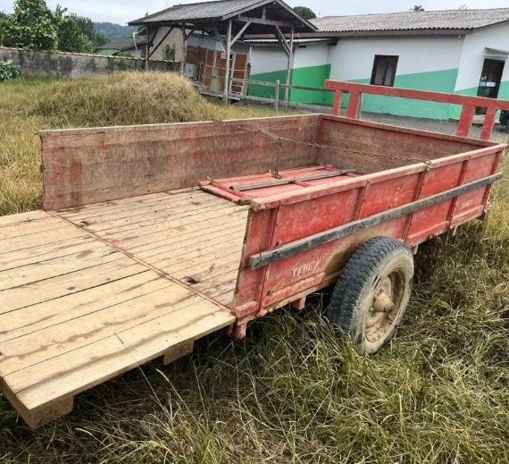 Carreta de madeira do trator