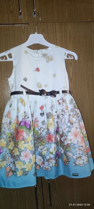 Дитяча яскрава сукня.