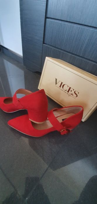 Buty na obcasie czerwone