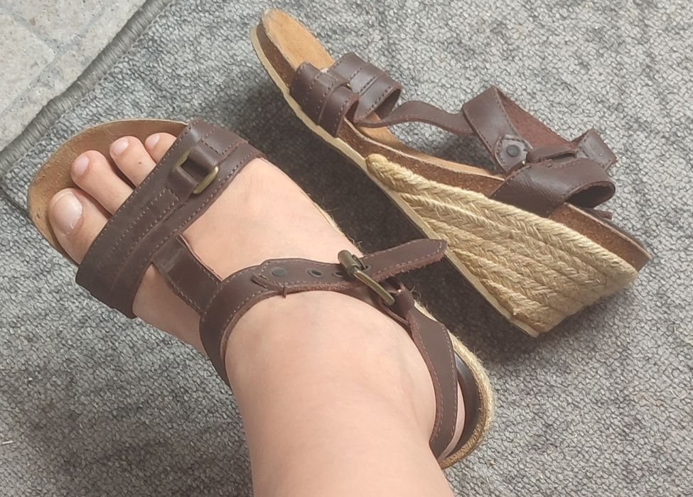 Sandália em pele castanha, marca Bata, tamanho 37