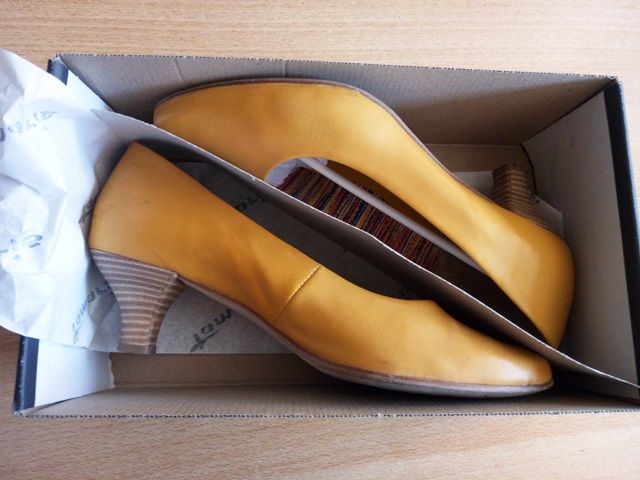 Практически новые туфли ТАМАРИС 40р стелька 25,5- 26 грязно желтые