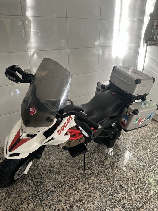 Mota de passeio Ducati em excelente estado! Inclui rodinhas