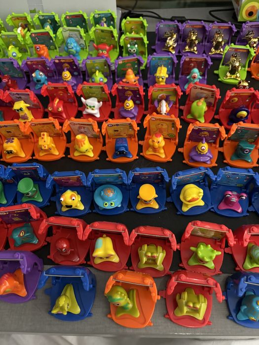 Wielka kolekcja Star Monsters 158 sztuk figurek, kapsuły, naklejki