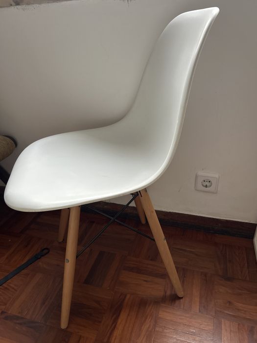 Cadeiras brancas e cinzas com pernas de madeira