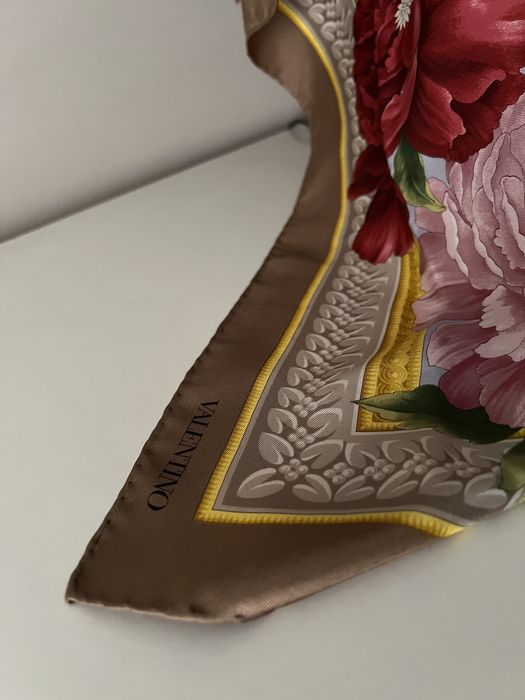 Lenço Valentino sem uso