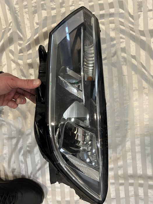 VW B8 передні фари