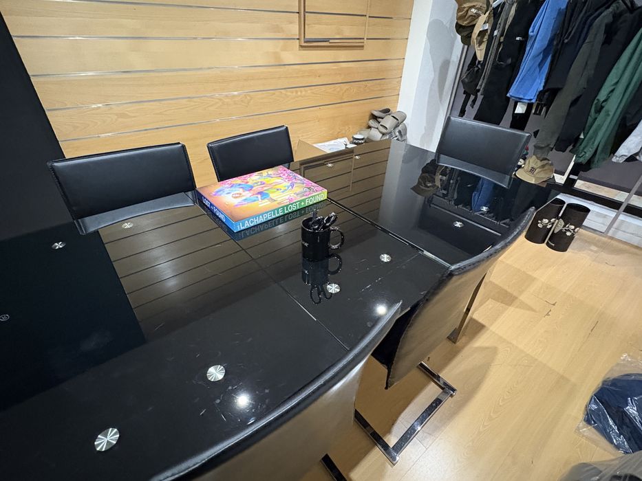 Mesa de vidro preta + cadeiras