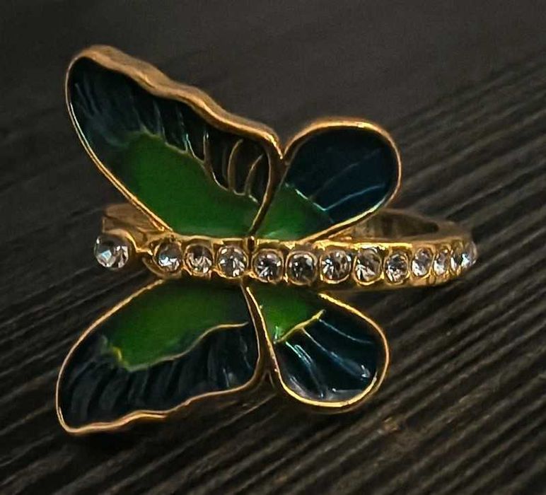 Pierścionek koloru złotego z motylem i kamykami Ala cyrkonie