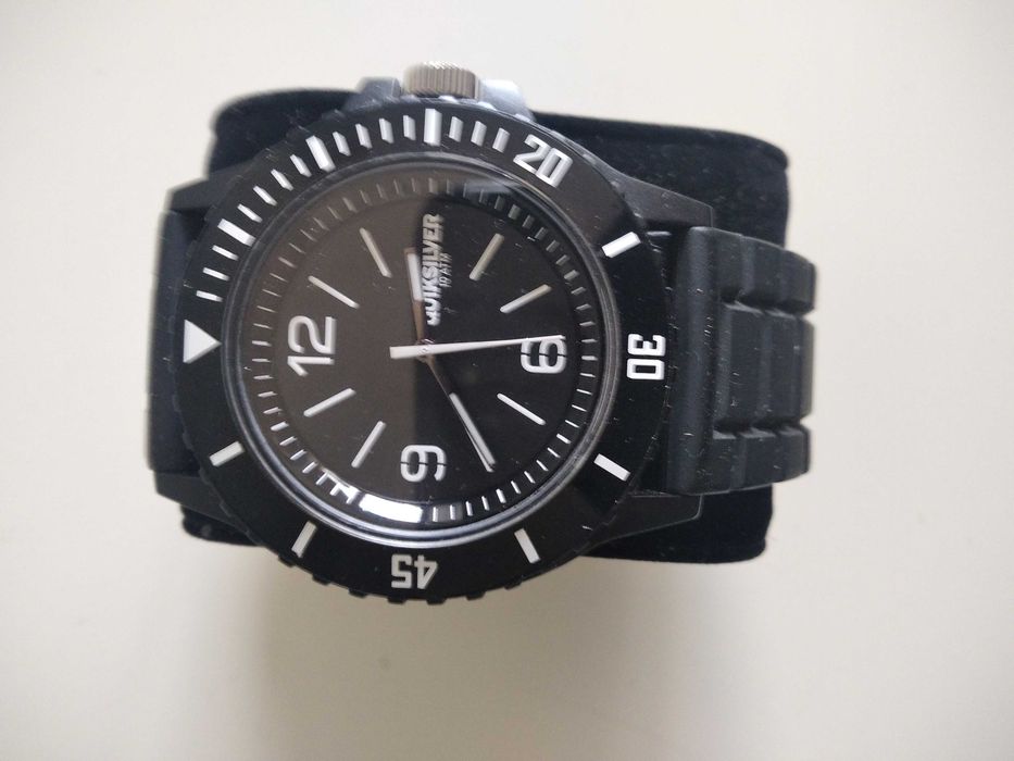 Relógio quiksilver Original em bom estado com pilha nova.