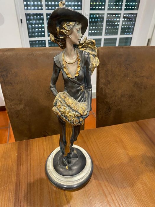 Conjunto de estatuetas de bronze e marfinite