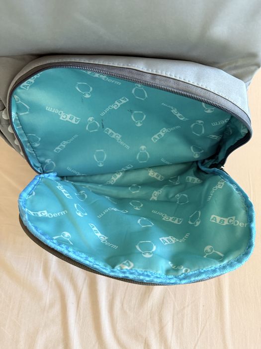 Mochila maternidade cinzenta com bolinhas