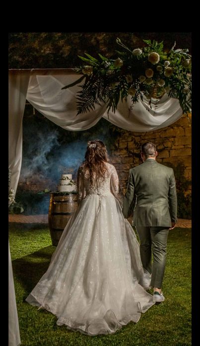 Vestido de noiva AriaBride com véu pronovias