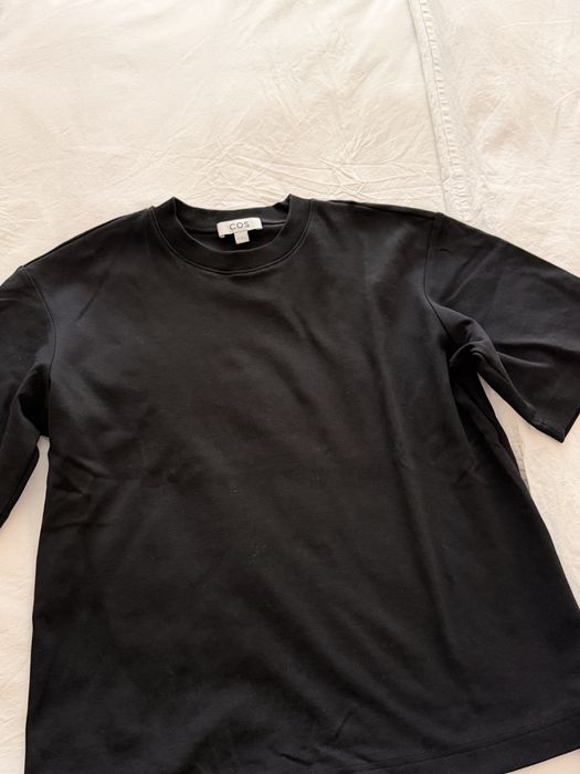 Футболка COS чорна