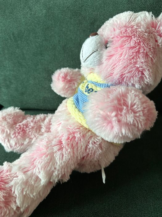 Różowy miś w ubranku przytulanka