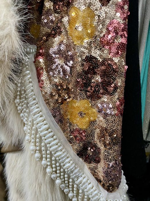 Casaco c/ pêlo e lantejoulas (L/XL) - novo