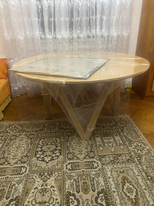 Стіл круглий з лакованої фанери