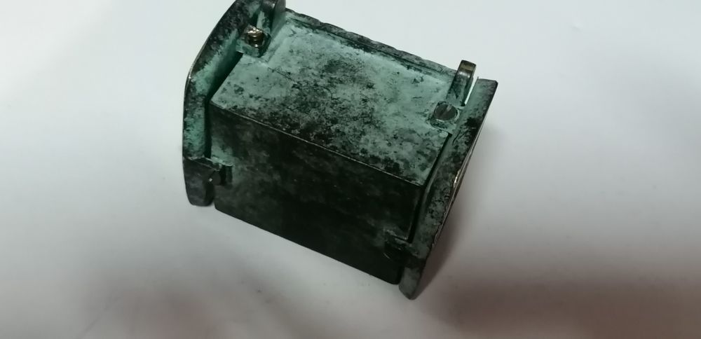 Mini dicionários em estante de metal