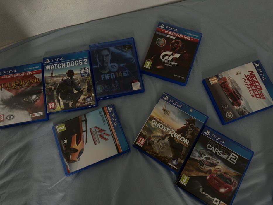 Volante+pedaleiras da logitech+ ps4 com jogos+base de carregamento e uma consola.