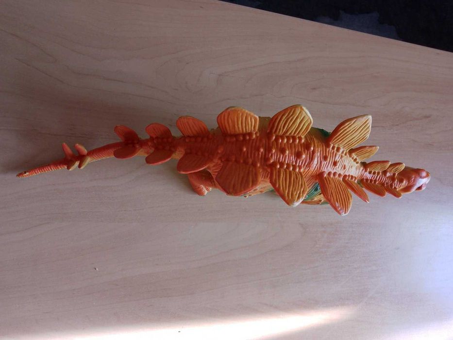 Динозавр - іграшка.