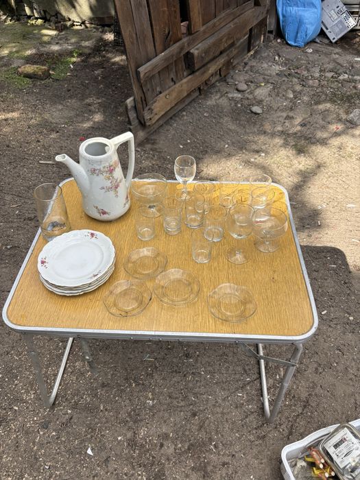 Zestaw porcelany i szkła PRL – Wałbrzych, talerzyki, dzbanek, szklanki i kieliszki