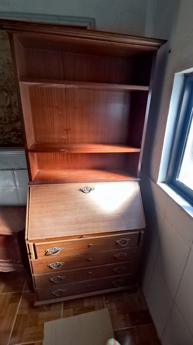 Escrivaninha com estante