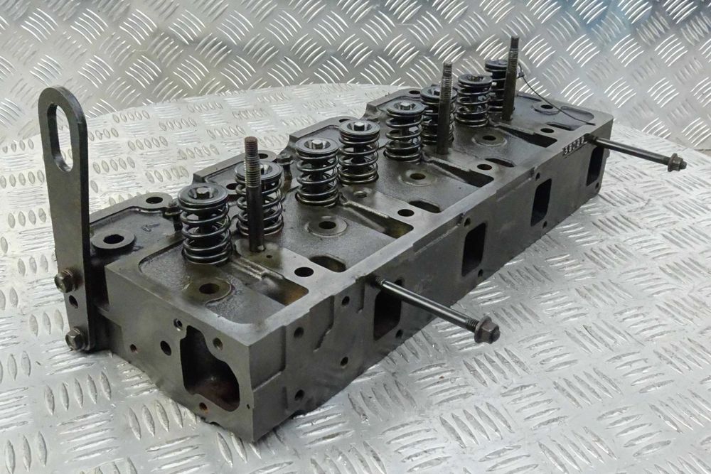 Głowica do silnika Yanmar 4TNE98. Cylinder head Yanmar