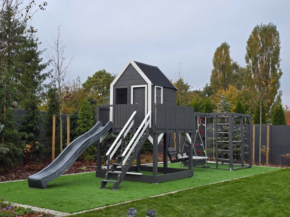 Plac zabaw "mała stodoła" z dużym podestem i małpim gajem, domek
