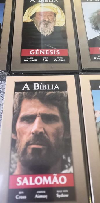 A Bíblia  cassetes fechadas e seladas