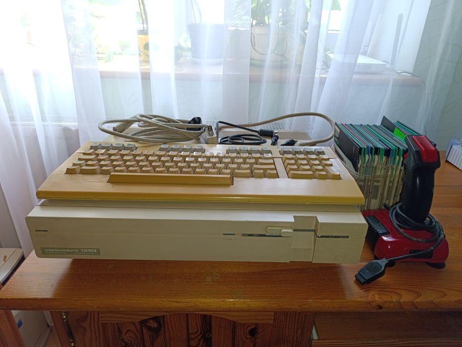 Komputer Commodore 128d