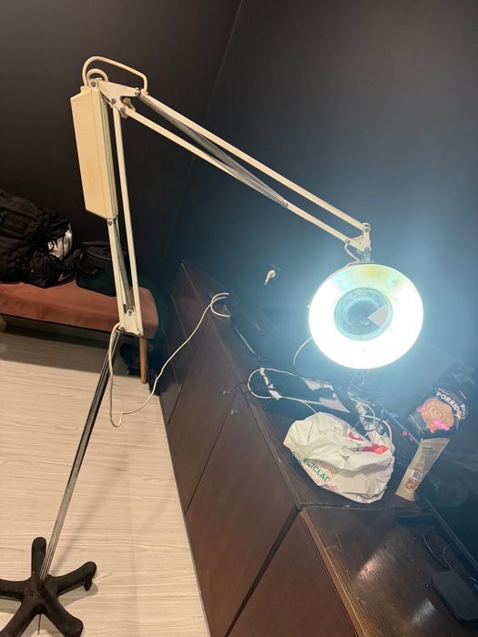 Lupa Profissional com Luz e Pé – Estética