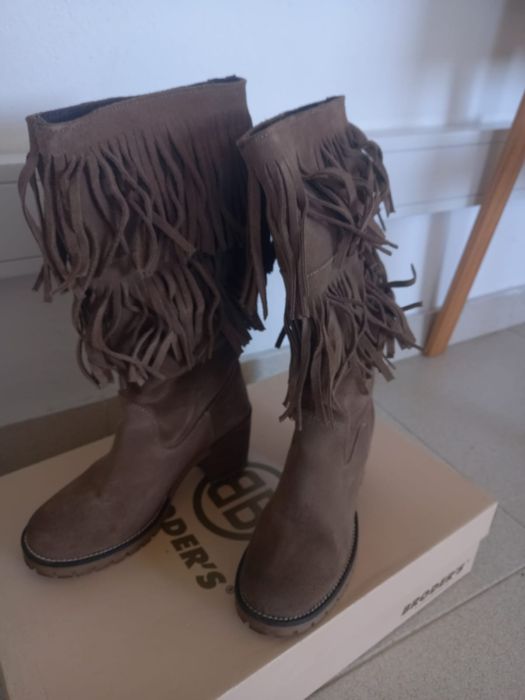 Botas com franjas bege