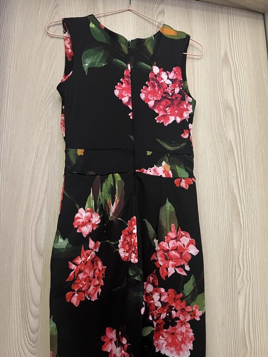 Macacão preto com flores vermelhas
