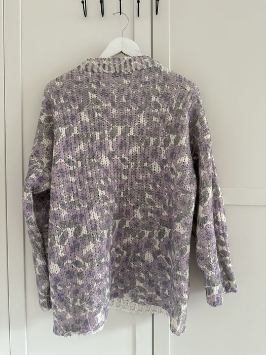 Sweter w kwiaty oversize prosty Zara na wiosne