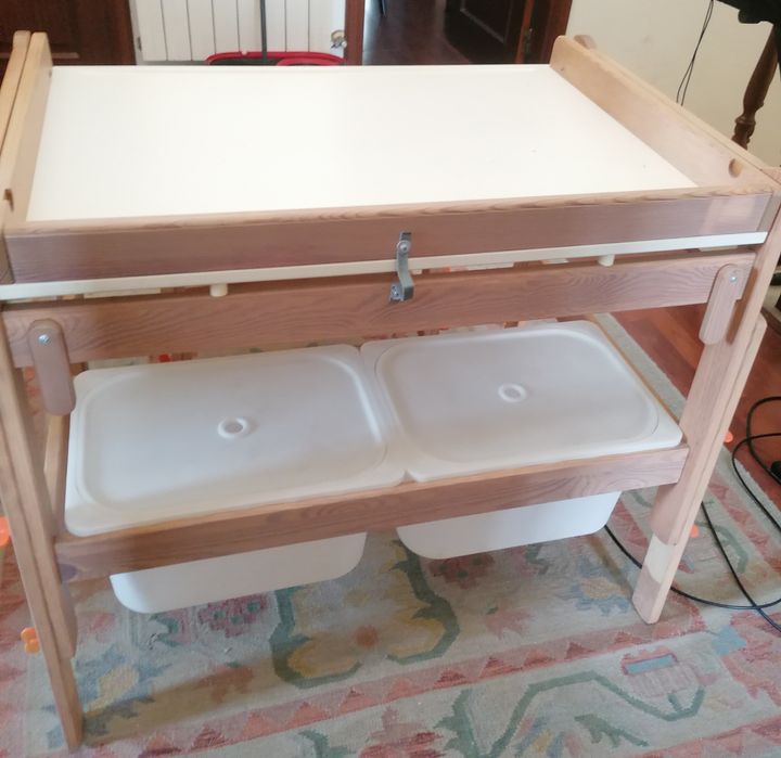 Secretária de criança  com banco