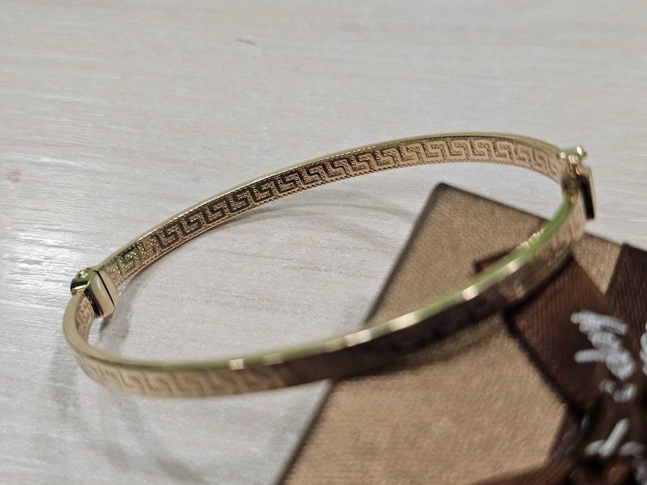 Złota bransoletka sztywna z zapięciem w greckie wzory PR 585