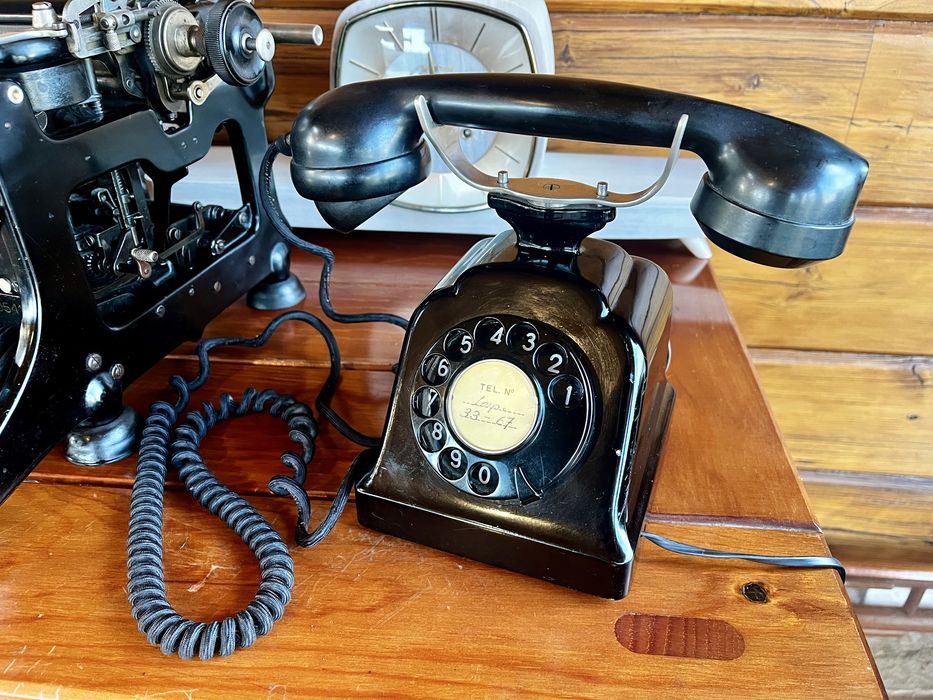 Antigo telefone dos anos 50