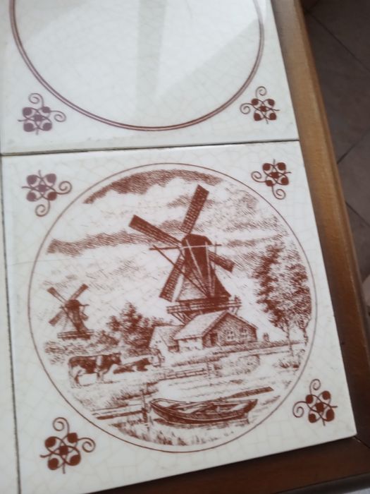 Gazetnik drewniany z kafelkami