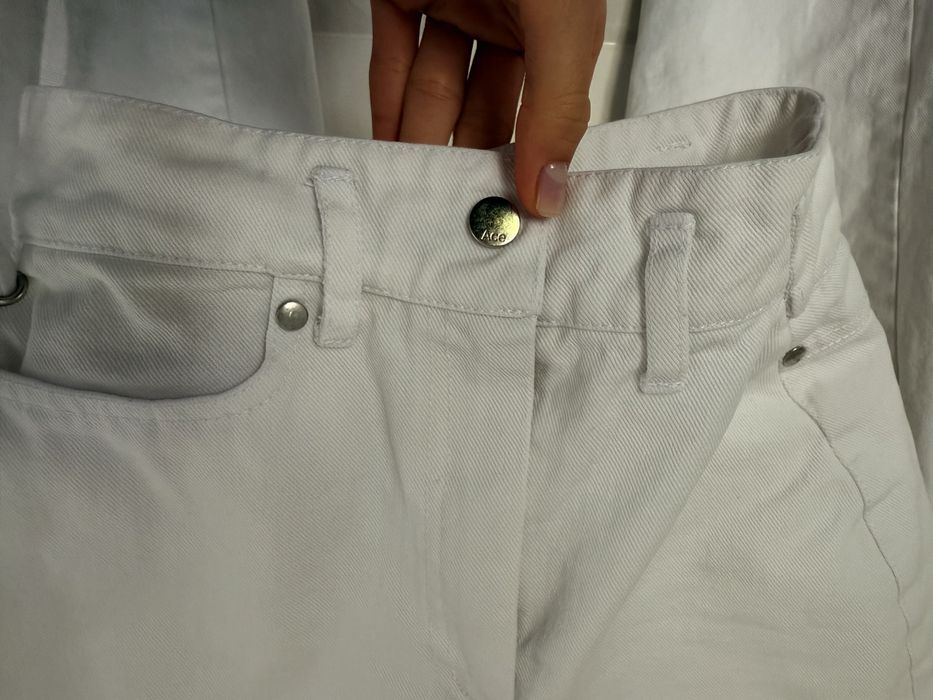 Білі джинси бренду ACE